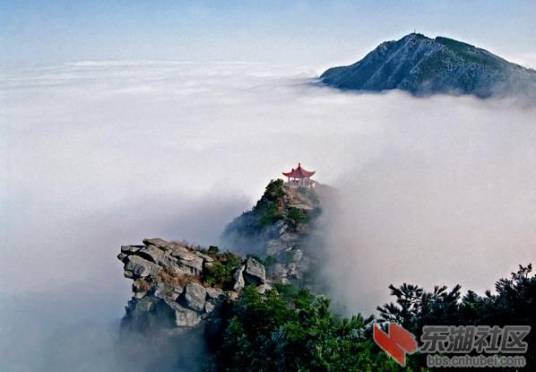 匡山（长江中游北岸山峰）