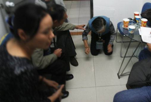 10·21武汉七旬婆婆跪求家乐福给清白事件