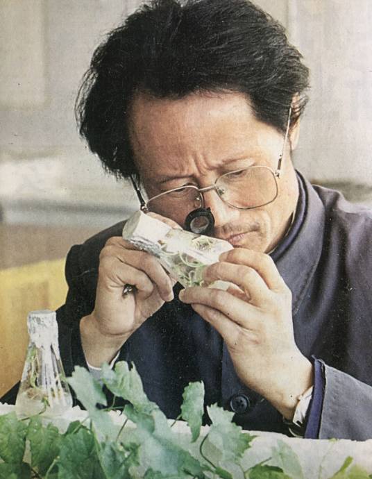 何家庆（南京大学生命科学学院植物标本室原主任）