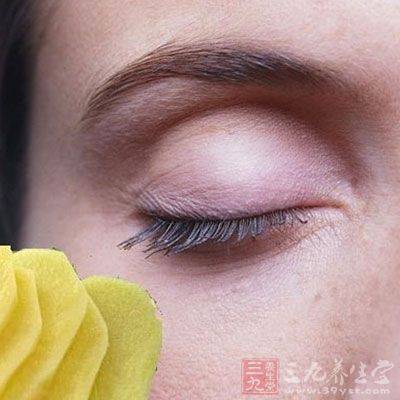 土豆片敷眼去黑眼圈法