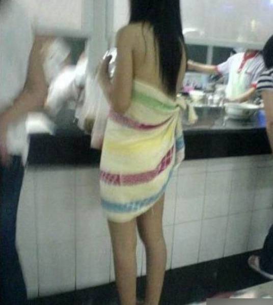浴巾打饭女