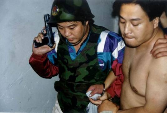 1996年持枪抢劫运钞车案
