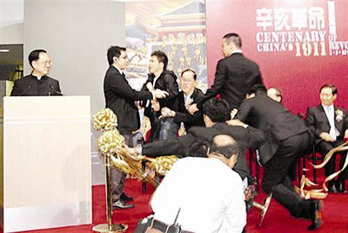 3.2曾荫权遇袭事件