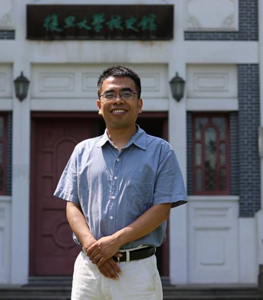 周鹏（复旦大学微电子学院教授）