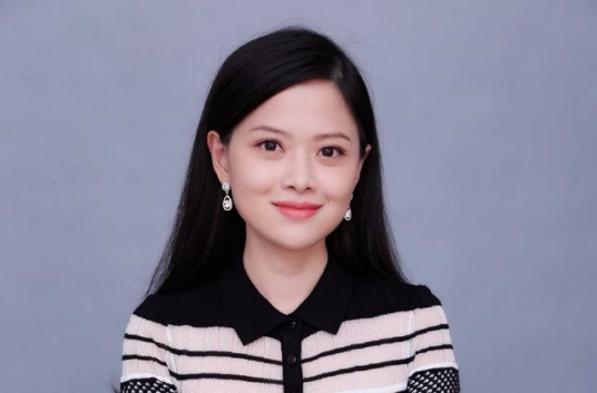 颜华（双语主持人、专栏作家）