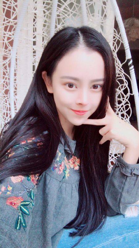 黄蕾（电影《长江7号》中富家子的扮演者，星辉公司旗下的签约艺员）