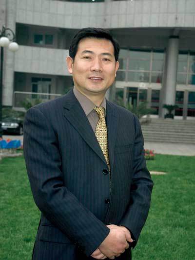李明新（北京小学党委书记、校长）