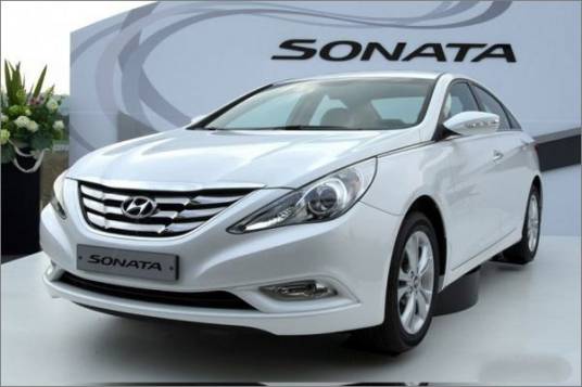 2011款现代索纳塔2.0T轿车