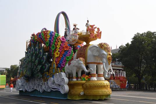 “七彩云南”彩车