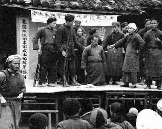 斗地主（农村土地改革中打倒地主的活动）