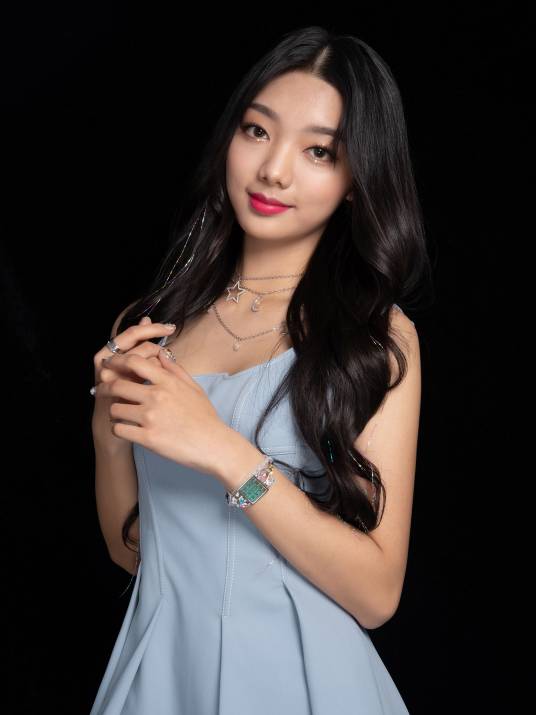 李紫婷（泰籍华裔女歌手、主持人、演员）