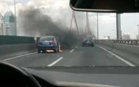2·1杨浦大桥车辆起火事故