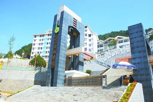 龙胜初级中学