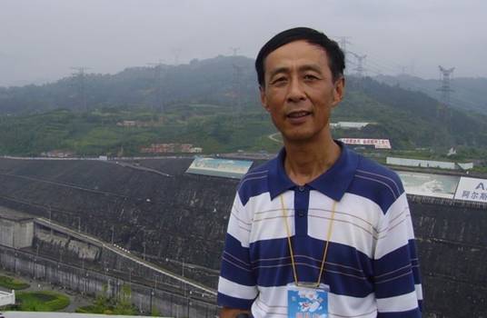 何平（重庆市长寿中学校教师）