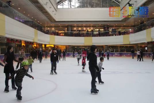 北京国贸商城滑冰场