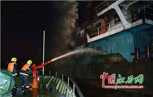 1.12九江长江大桥7500吨货船大火事件