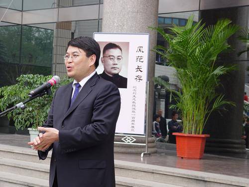 佳声（南平师专校长、教授）