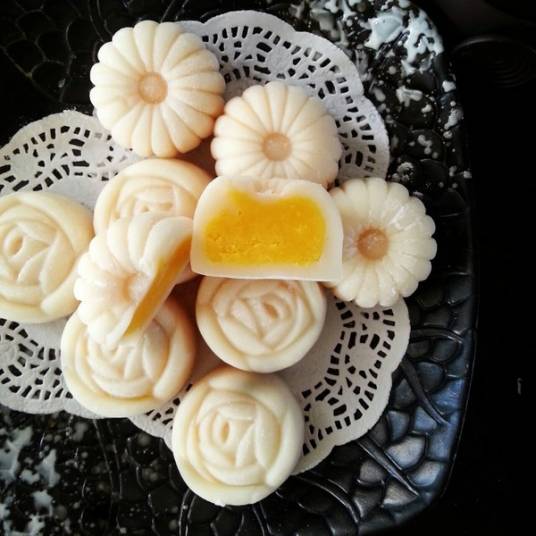 菠萝冰皮月饼