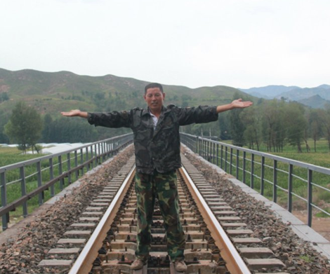 卢伟（冒死拦火车避免一场重大事故的农民）