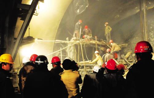 8·11云南香格里拉在建公路隧道坍塌事故