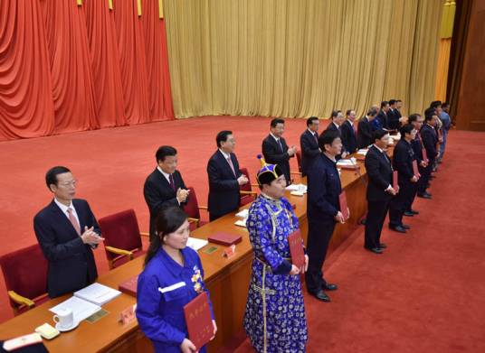 国务院关于表彰全国劳动模范和先进工作者的决定