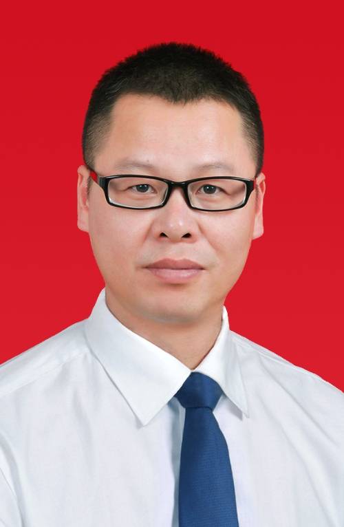蔡朝晖（温州市龙湾区教育局党委委员、兼龙湾中学校长）