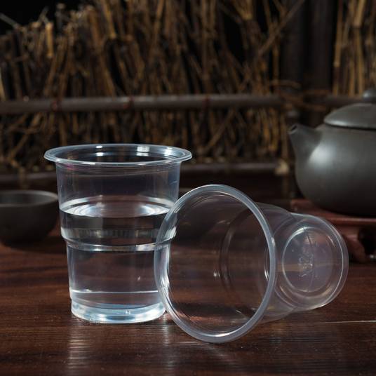 塑料杯子