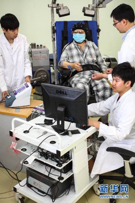 “纯意念控制”人工神经康复机器人