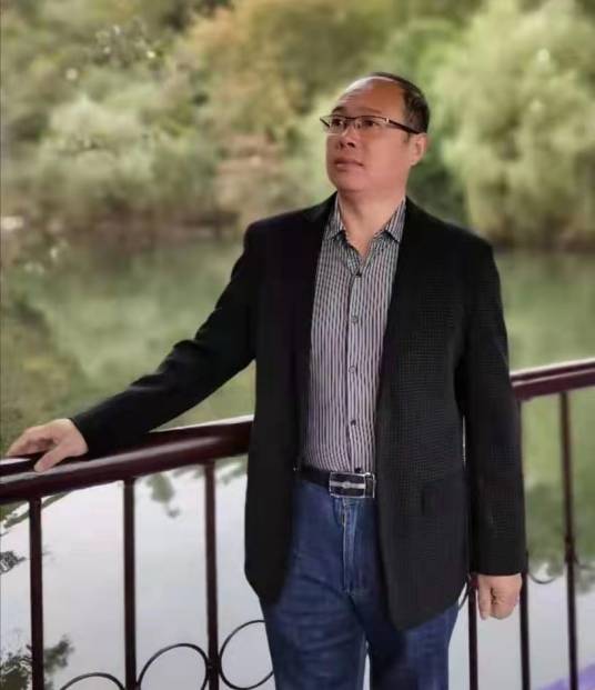 金文（连云港画家、民进连云港文艺支部副主委、连云港艺澜美术文化有限公司法定代表人）
