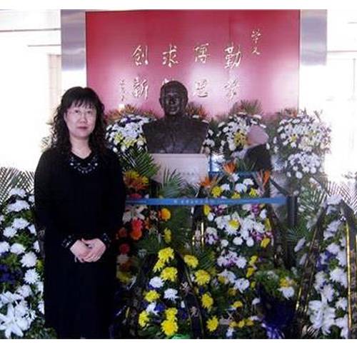 吴阶平塑像