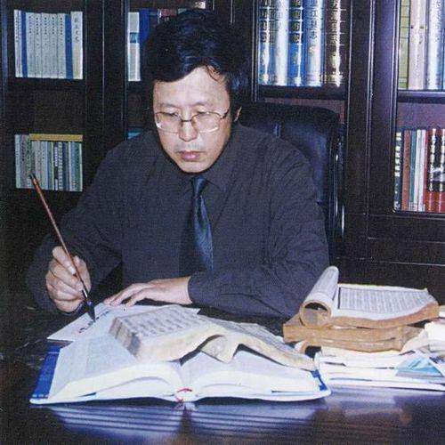 唐艺（万源市地方志办公室主任）