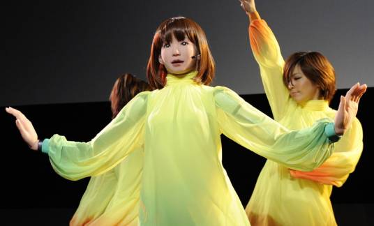 美女机器人（HRP-4机器人）