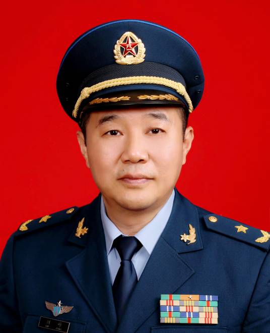 刘峰（空军某研究所副所长、专业技术少将）