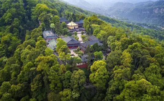 万年寺（四川省乐山峨眉山半山腰寺庙）