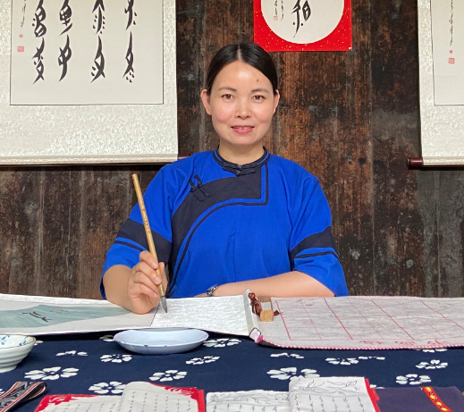胡欣（湖南省永州市江永县女书生态博物馆讲解员、江永县旅游发展服务中心女书生态博物馆馆长、女书习俗传承人）