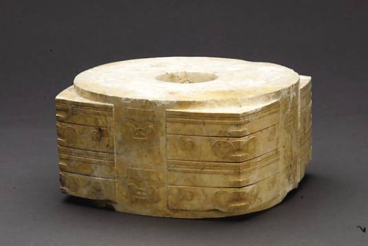 玉琮（中国古代的内圆外方的筒形玉石礼器）
