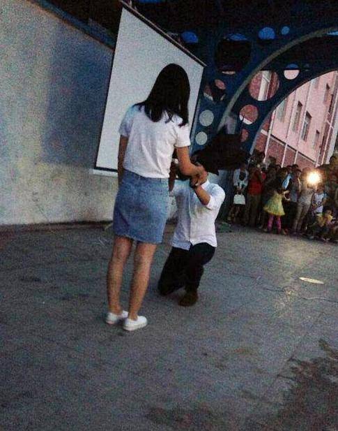 大学生向女老师求婚