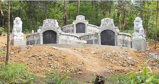 活死人墓（桂林尧山景区私搭乱建的坟墓）