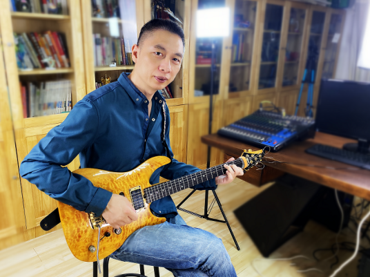 青蛙（单行道乐队吉他手、影视音乐制作人、陪练蛙创始人）